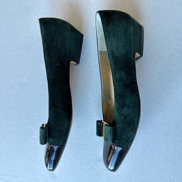 Classic Salvatore Ferragamo Dark Green Suede Bow Low Heel Pumps.Size 7 - Picture 3 of 10